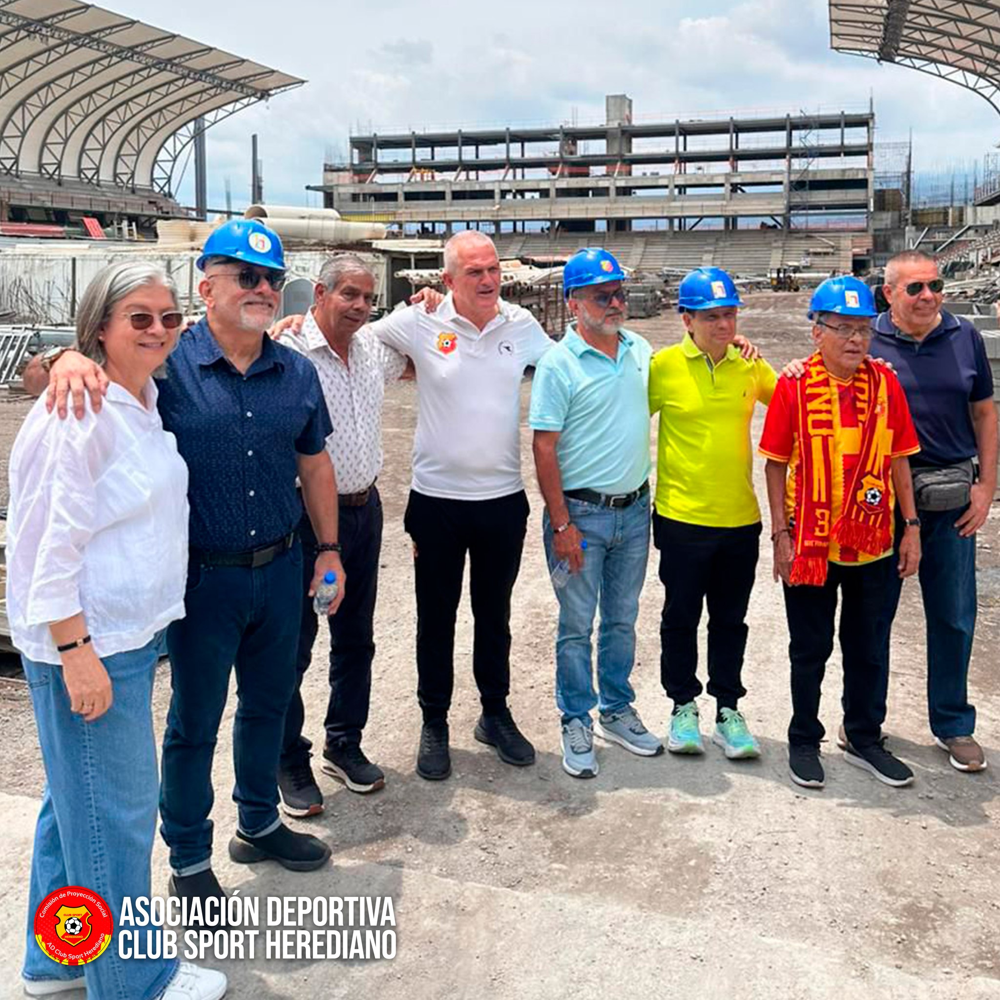 Voluntarios pintando y limpiando el Club