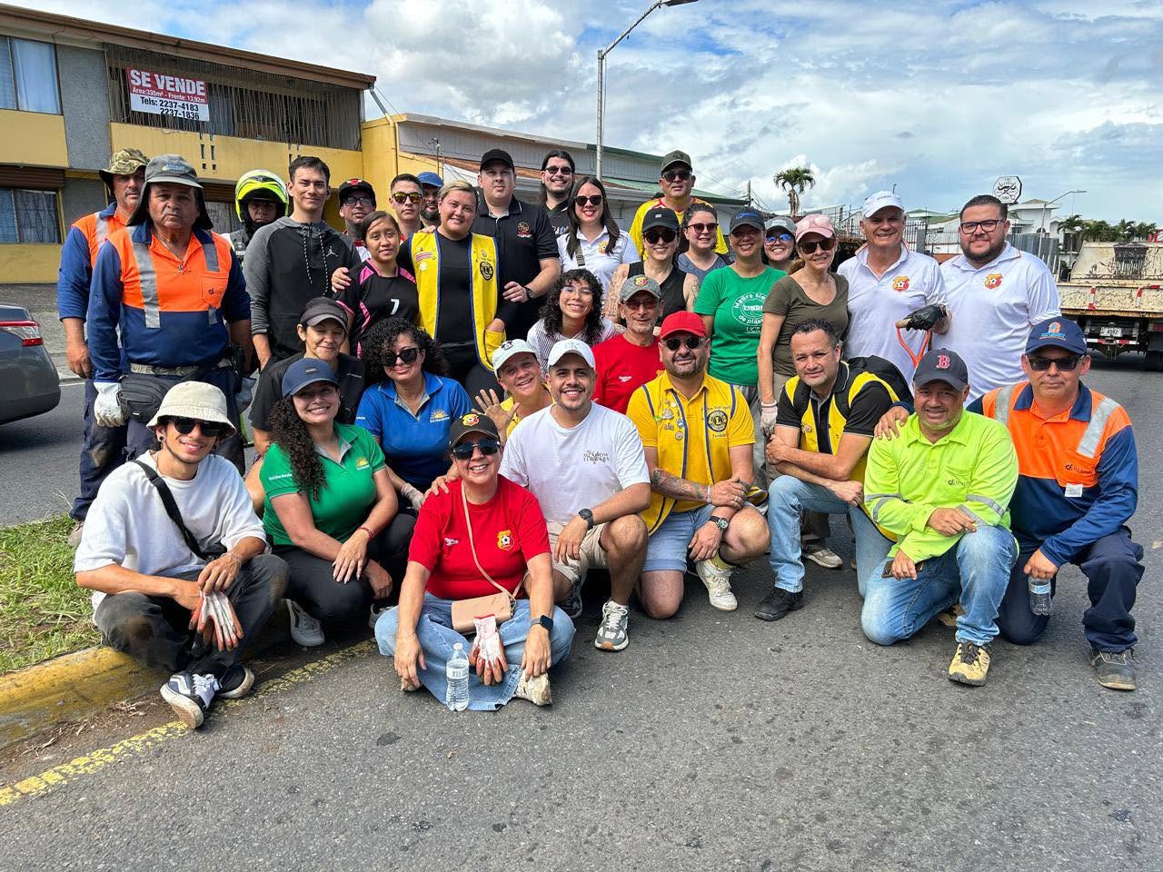 Voluntarios pintando y limpiando el Club