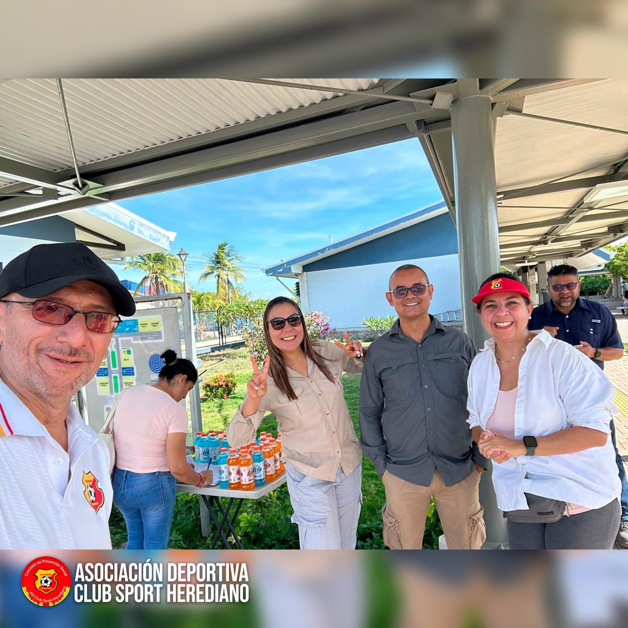 Voluntarios pintando y limpiando el Club
