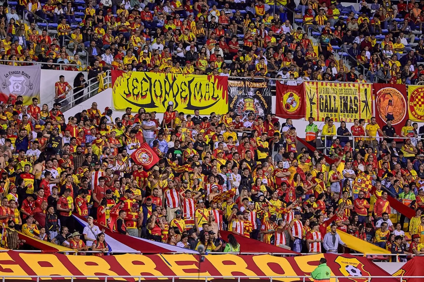 Afición rojiamarilla en las gradas